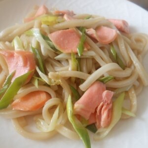 焼き鮭の残りでも❤ネギ＆バターな焼きうどん♪